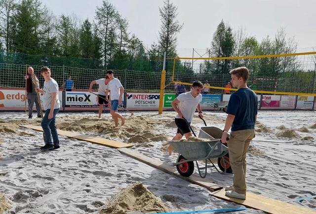 Die Schüler haben den Volleyball-Platz der Schule mit mehr als 60 Tonnen Sand aufgefüllt.   | Foto: HTL Neufelden