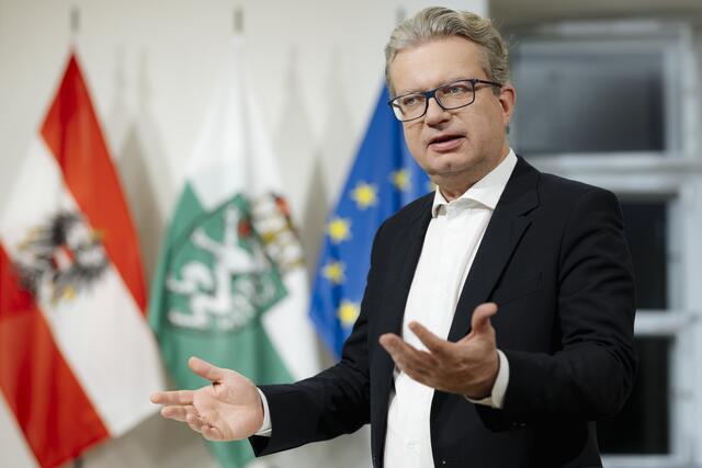 Lesen zählt auch zu den liebsten Freizeitbeschäftigungen unseres Landeshauptmanns Christopher Drexler. | Foto: Kanizaj