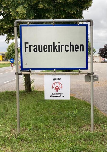 2022 wurde bei dernOrtstafeln in Frauenkirchen auf die Special Olympics Sommerspiele hingewiesen – heute fehlt eine Ortstafel der Gemeinde. | Foto: ASO FRK