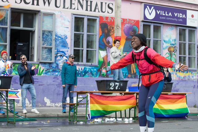 An ihrer Station verteilte die Villa Wasser und Erfrischungen an die Sportlerinnen und Sportler und sorgte mit Musik, Drag-Cheerleading und Unterhaltungsspielen für Motivation. | Foto: Türkis Rosa Lila Villa TIPP