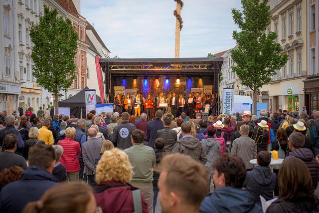 Singspektakel in der Innenstadt: Neben der Hauptbühne am Stadtplatz werden die Chöre auch im ehemaligen Minoritenkloster und der Stadtpfarrkirche zu erleben sein. | Foto: Wels Marketing &amp; Touristik GmbH