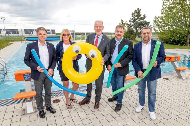 Peter Eckhart (Wiener Neustadt Holding), Bademeisterin Birgit Fuchs, Bürgermeister Klaus Schneeberger, Aqua Nova-Leiter Markus Kopecky und Gemeinderat Franz Lechner. | Foto: Stadt Wiener Neustadt/Weller