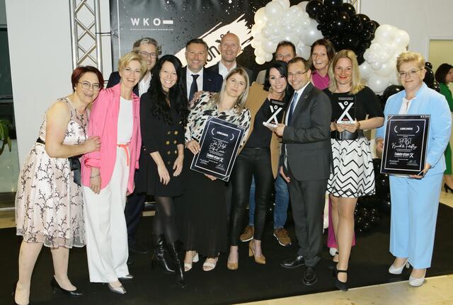 Ehrung von seit 10 Jahren bestehenden EPU aus dem Bezirk Oberwart: Regionalstellenobfrau Tanja Stöckl, EPU-Landessprecherin Daniela Jagschitz, Regionalstellenleiter Christoph Winkler, EPU-Sprecherin Oberwart Martina Sifkovits, WK-Direktor Harald Schermann, Julia Birgit Balogh (Großpetersdorf), WK-Vizepräsident Martin Horvath, Silke Elisabeth Wagner (Oberwart), WK-Präsident Andreas Wirth, Siegfried Josef Kager (Markt Allhau), Tamara Christine Benedek (Oberwart), Susanna Nussbaumer (Neustift an der Lafnitz) und Patrizia Kirnbauer (Loipersdorf-Kitzladen). | Foto: WKB/Lexi