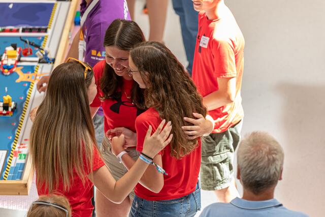 Die “Eisbärlis” von der Mittelschule Riedau bewiesen 2023 technisches Geschick, Kreativität und Nervenstärke und wurden als verdiente Gewinnerinnen in der Altersklasse Senior gefeiert. | Foto: B&amp;R