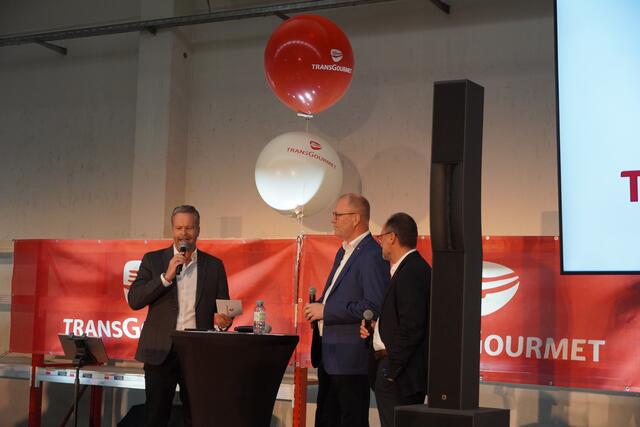 Von links: Der Moderator des Abends im Gespräch mit den beiden Geschäftsführern von Transgourmet, Manfred Hayböck und Thomas Panholzer. | Foto: Emanuel Hasenauer