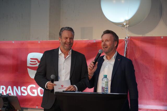 Der Moderator des festlichen Abends mit Christoph Ellensohn (rechts), dem Standortgeschäftsleiter von Transgourmet in Wals-Siezenheim. | Foto: Emanuel Hasenauer