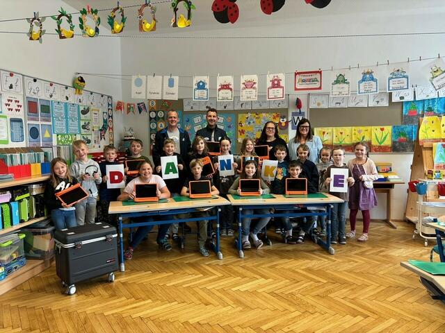 Andreas Kampichler und Stefan Kolano (Obmann und Stellvertreter des MSC Schwarzatal), Lydia Fornleitner (Obfrau des Elternvereines) und Dir. Brigitte Kaliwoda mit Kindern der VS. | Foto: VS Grafenbach-St. Valentin