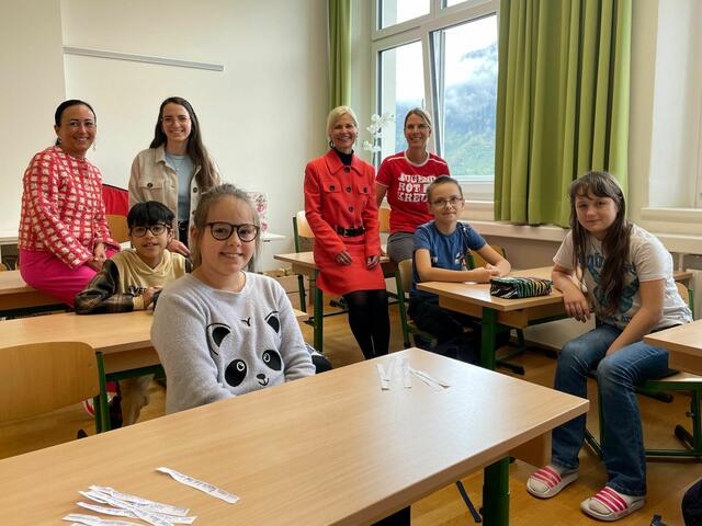 Bereits seit vier Jahren findet an der Volksschule St. Johann am Dom die Lernhilfe des Jugendrotkreuzes statt. Im Bild (v.l.n.r.): Michaela Jöris (Bezirksleiterin Jugendrotkreuz), Amir (Schüler, 3. Klasse), Elisabeth Hettegger (Lernbegleiterin), Lorena (Schülerin, 4. Klasse, Birgit Schilchegger (Direktorin), Andrea Neuhofer (Jugendrotkreuz Salzburg), Alexandro (Schüler, 3. Klasse), Ana-Maria (Schülerin, 3. Klasse) | Foto: Rotes Kreuz Salzburg