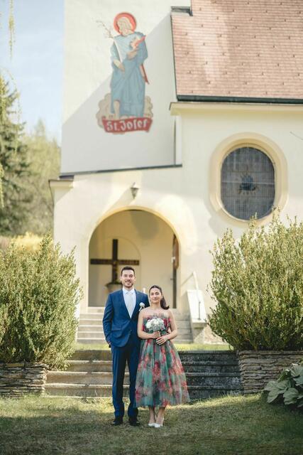 Natalie Aydogan und Deniz Eskiönkü vor der Kapelle in Dietmanns | Foto: privat