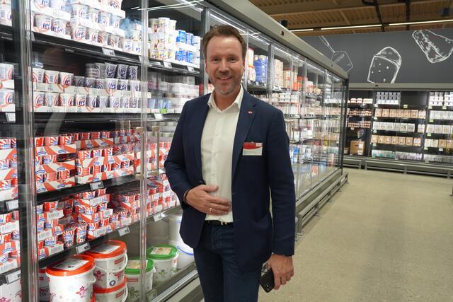 Christoph Ellensohn, der Standortgeschäftsleiter Transgourmet führte durch den neuen Standort in Wals-Siezenheim. | Foto: Emanuel Hasenauer