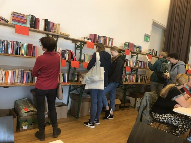 Jede Menge Bücher nach Autoren sortiert finden ihre Leser. | Foto: Pfarre Gaflenz