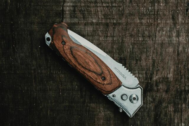 Eine 29-Jährige soll ihren gewalttätigen Freund kurz nach einer Faustattacke mit einem Klappmesser verletzt haben. (Symbolfoto) | Foto: Igor bispo/Unsplash