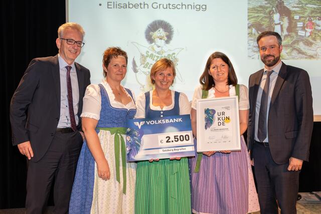 Salzburg Begreifen: im Bild v.l.n.r: Generaldirektor Andreas Höll (Volksbank Salzburg), Elisabeth Grutschnigg, Susanne Fink, Gabi Wagner (alle „Salzburg Begreifen“) und Landeshauptmann-Stellvertreter Stefan Schnöll  | Foto: Volksbank Salzburg/Christian Haggenmüller