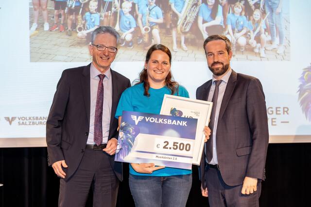 MusikAnten 2.0: Im Bild v.l.n.r: Generaldirektor Andreas Höll (Volksbank Salzburg), Susanne Koller (MusikAnten 2.0) und Landeshauptmann-Stellvertreter Stefan Schnöll  | Foto: Volksbank Salzburg/Christian Haggenmüller