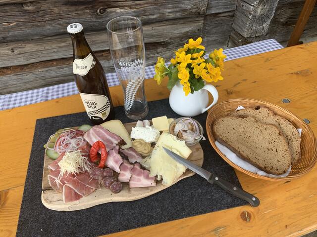 Auf der Edtalmhütte gibt es traditionelle Speisen.