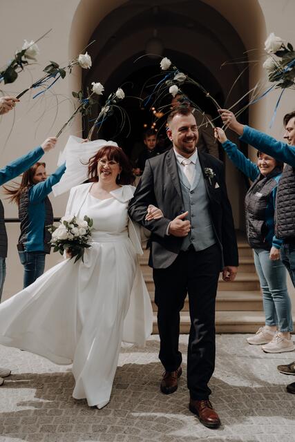 Susi und Balázs Lochuk heirateten nun auch kirchlich. | Foto: theclickwedding.com