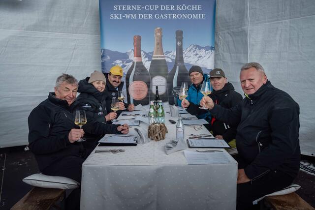 Die prominent besetzte Jury prüfte die Köstlichkeiten auf Herz und Nieren. | Foto: Flo Mitteregger