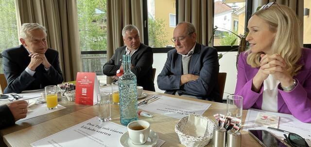 Beim Frühstück des Wirtschaftsbundes: VP-Spitzenkandidat Reinhold Lopatka, Bgm. Karl Bohnsting, WB-Bezirksgruppen-Obmann Manfred Kainz und Isabella Fänerich-Lang von TCM International (v.l.) | Foto: Susanne Veronik