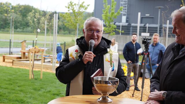 Pfarrer Martin Trummler segnete die neue Kinderbetreuungseinrichtung. | Foto: Schrapf