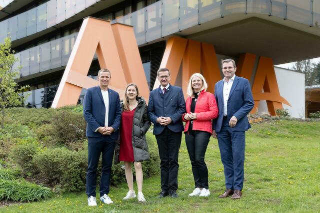 Aviva-Geschäftsführer Christian Grünbart, Bergergut-Chefin Eva-Maria Pürmayer, Landesrat Markus Achleitner mit den Landtagsabgeordneten Gertraud Scheiblberger und Georg Ecker (v. l.). | Foto: Land OÖ/Margot Haag