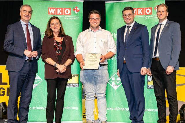 WKNÖ-Vizepräsident Christian Moser, Spartenobfrau Beate Färber-Venz, Christoph Unger, Geschäftsführer Heiss Transporte, Fachgruppenobmann Markus Fischer, und Fachgruppenobmann-Stv. Christoph Mitterbauer. | Foto: Foto Kraus (Andreas Kraus)