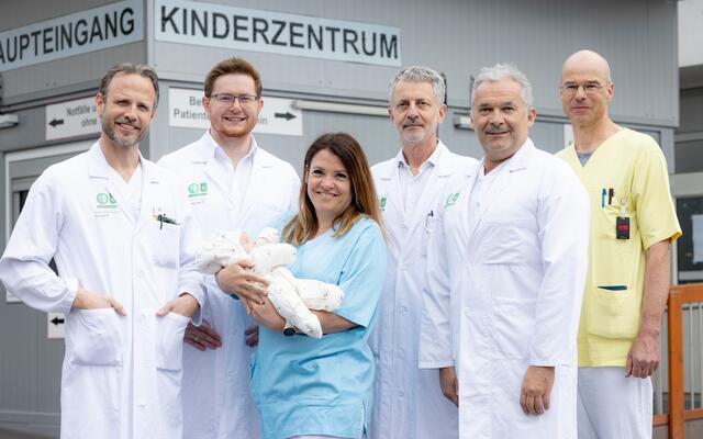 Die medizinische Behandlung wie im Fall des kleinen Erik ist nur in wenigen spezialisierten Expertisezentren möglich. Die von Holger Till (2.v.r.) geleitete Kinderklinik ist seit 2023 ein Expertisezentrum (Typ-B-Zentrum) für „Intestinale Kongenitale Anomalien“ (ICA), das erste in Österreich.  | Foto: LKH-Univ. Klinikum Graz/Marija Kanizaj