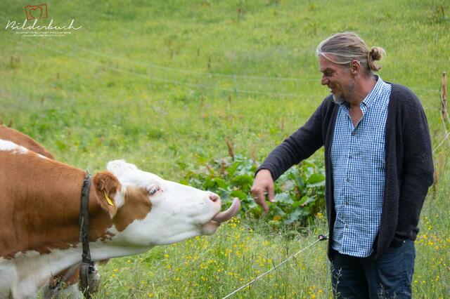 Hofer hat sich seinen Traum von einer Hütte erfüllt. | Foto: Bilderbuch