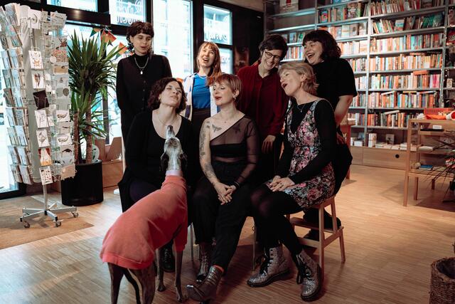 Freude herrscht beim Team von O*Books im Nordbahnviertel. Die Buchhandlung der besonderen Art wurde mit dem Österreichischen Buchhandlungspreis 2024 ausgezeichnet. | Foto: O*Books