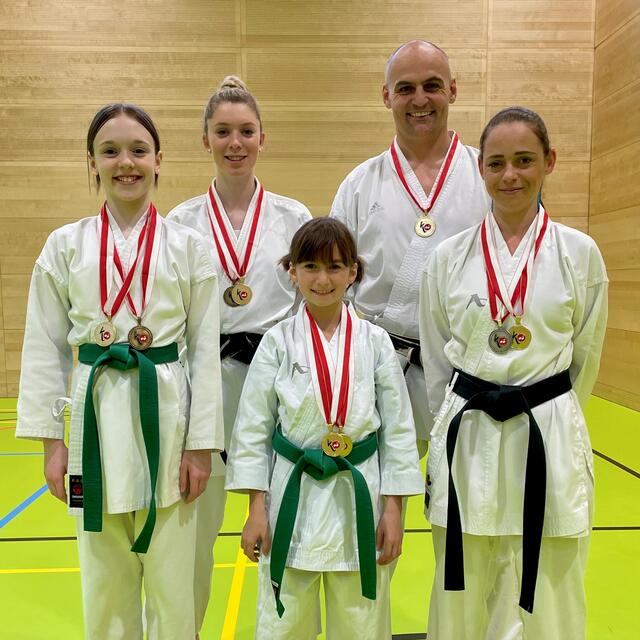 Mia Günther, Sarah Jonas, Sophia Schell, Thomas Schell und Michaela Jung (v. l.) holten für Shin Tai Karate sechs Goldmedaillen. | Foto: Shin Tai
