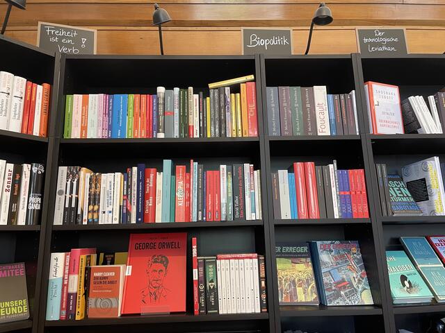 Bein Analog wartet ein vielfältiges Angebot an Lesestoff. Auch für Technologiekritik wird ein hohes Bücherregal reserviert.  | Foto: Salme Taha Ali Mohamed