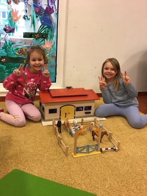 Die Kinder haben sichtlich Freude mit den neuen Sachen. | Foto: PKG Bischofshofen