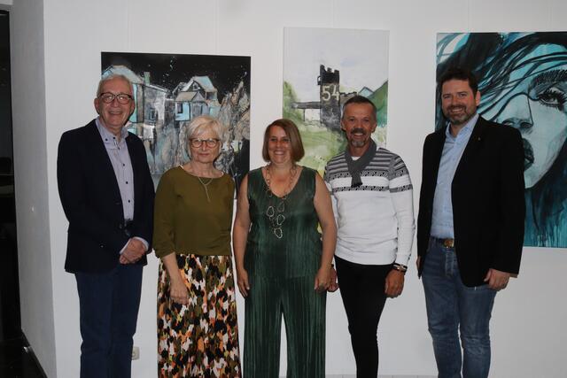 Bgm. Herbert Mayer, Gemeinderätin Monika Rotter, Künstlerin Heidi Rainalter, Otmar Ladner (WK-Bezirksstellenleiter) und Kulturreferent Peter Vöhl, (v.l.).  | Foto: Elisabeth Zangerl