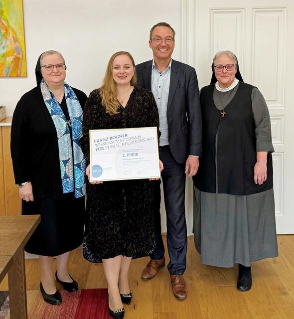 Generaloberin Sr. Angelika Garstenauer, FraGes-Geschäftsführer Johann Stroblmair und Sr. Johanna Pobitzer gratulieren Magdalena Wilhelm (2. v. l.) zum Franz-Bogner-Wissenschaftspreis für Public Relations. | Foto: Franziskanerinnen von Vöcklabruck