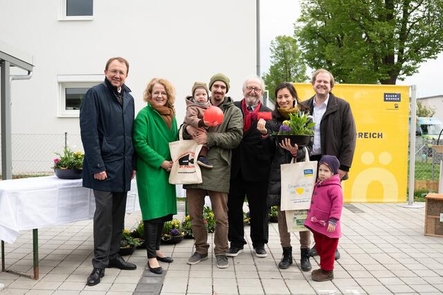 Bürgermeister Matthias Stadler, Landesrätin Christiane Teschl-Hofmeister in Vertretung von Landeshauptfrau Johanna Mikl-Leitner, Familie Buss, Obmann Wilhelm Gelb, Obmann-Stv. Jakob Gelb | Foto: Arman Kalteis