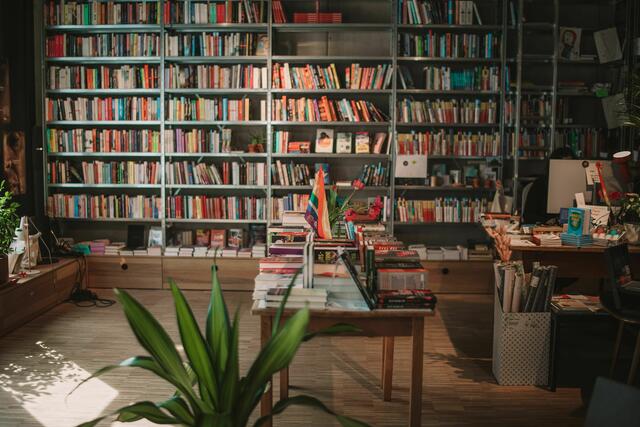 Bunt und vielfältig – so kann man O*Books in der Bruno-Marek-Allee wohl am besten beschreiben. | Foto: O*Books