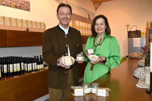 LK-Präsident Nikolaus Berlakovich gemeinsam mit Bio-Bäuerin Martin Schmit  | Foto: Stefan Schneider