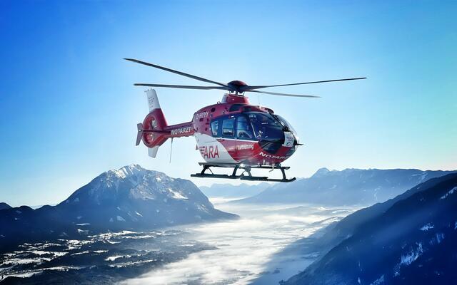 Die verletzte Frau wurde mit dem Notarzthubschrauber in die Klinik nach Kempten geflogen. | Foto: ARA/Schulzer