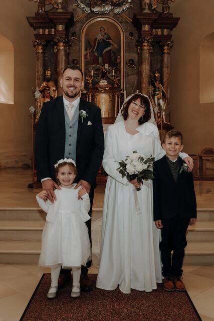 Balázs und Susi mit den Kindern Sara und Timo | Foto: theclickwedding.com