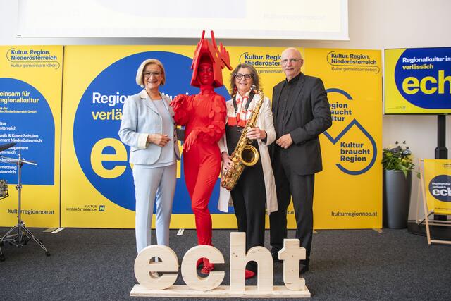 Landeshauptfrau Johanna Mikl-Leitner mit dem "Platzhirsch" sowie Dorly Kapeller (Projekt "111 Saxophone") und Harald Knabl (GF Kulturvernetzung Niederösterreich GmbH) v.l. | Foto: Daniela Matejschek