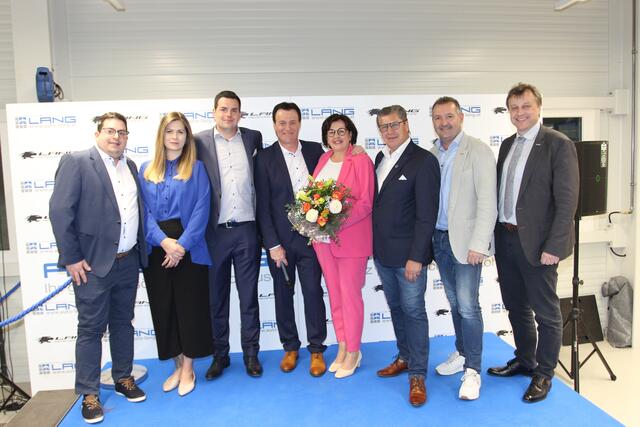 Die Unternehmerfamilie rund um Ronald und Maria Lang (Mitte) mit Ehrengästen.  | Foto: Edgar Strasser 