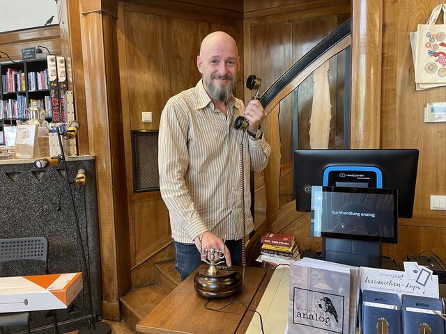 Bei Analog wird das antike Telefon mit Drehscheibe und aus Holz täglich genutzt.  | Foto: Salme Taha Ali Mohamed