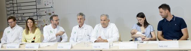 Bei der Pressekonferenz: Sebastian Tschauner, Birgit Hochreiner, Philipp Klaritsch, Ernst Eber, Holger Till, Nina Mohorko mit Erik und Tadej Iršič (v.l.) | Foto: LKH-Univ. Klinikum Graz/Marija Kanizaj