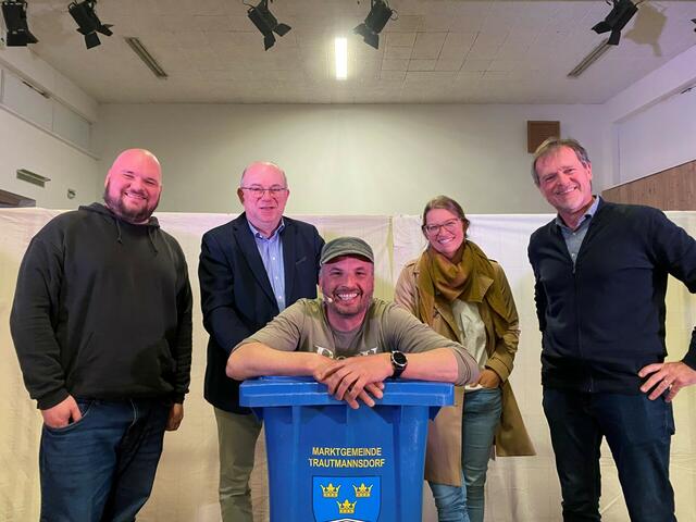 Das Trautmannsdorfer KLAR Team mit Christoph Wagner, Bürgermeister Johann Laa, Regionalmanagerin Julia Jüly und Rudolf Maurer mit dem Klimakabarettisten Hans Peter Arzberger | Foto: Gemeinde Trautmannsdorf/Leitha