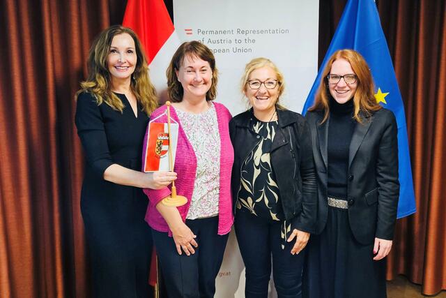 Radstadts Bürgermeisterin Katharina Prommegger und Grödigs Vizebürgermeisterin Heidi Steiner (2. v.l.) wurden in Brüssel im Salzburger Verbindungsbüro von Leiterin Michaela Petz-Michez (li.) und Julia Pleiel mit EU-Infos aus erster Hand versorgt. | Foto: VBB-Brüssel