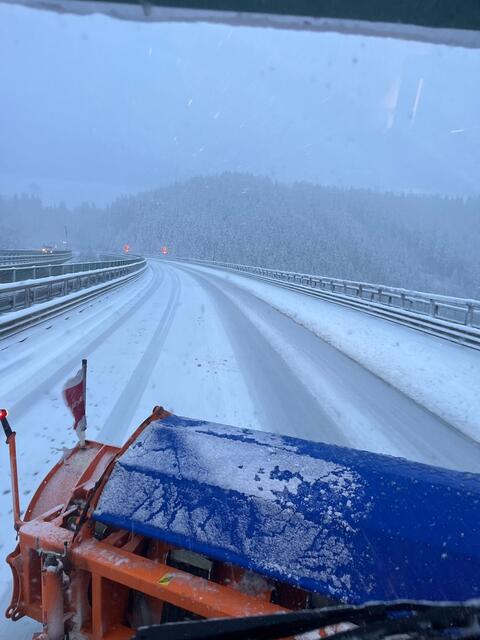 16 Mann räumten permanent die A2 24 Stunden lang von den Schneemassen. | Foto: Asfinag