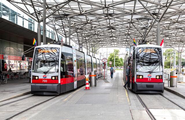 Gegen 19.25 Uhr soll ein derzeit unbekannter Mann einer Frau in der Bim-Linie 5 in Richtung Westbahnhof mehrere Schläge ins Gesicht verpasst haben. (Archiv) | Foto: Manfred Helmer/Wiener Linien