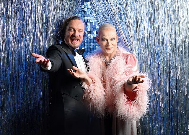 Tim Grobe und Mathias Schlung stehen als Georges und Albin auf der Stadttheater Bühne.  | Foto: Helge Bauer 