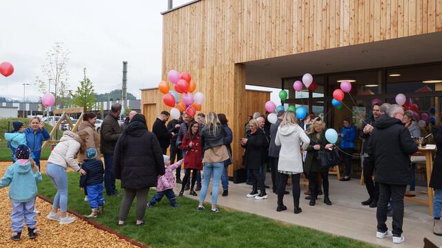 Zum Abschluss ließen alle Besucherinnen und Besucher gemeinsam Ballons steigen. | Foto: Schrapf