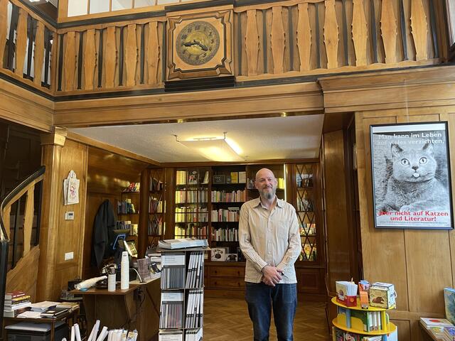 Baruch Pomper hat die Buchhandlung Analag vor rund zwei Jahren in Mariahilf eröffnet. | Foto: Salme Taha Ali Mohamed