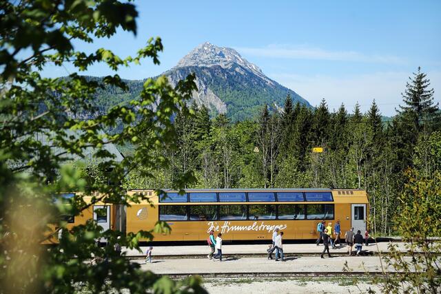 Der Panoramawagen der Mariazellerbahn vor dem Ötscher-Panorama. | Foto: NB/Weinfranz